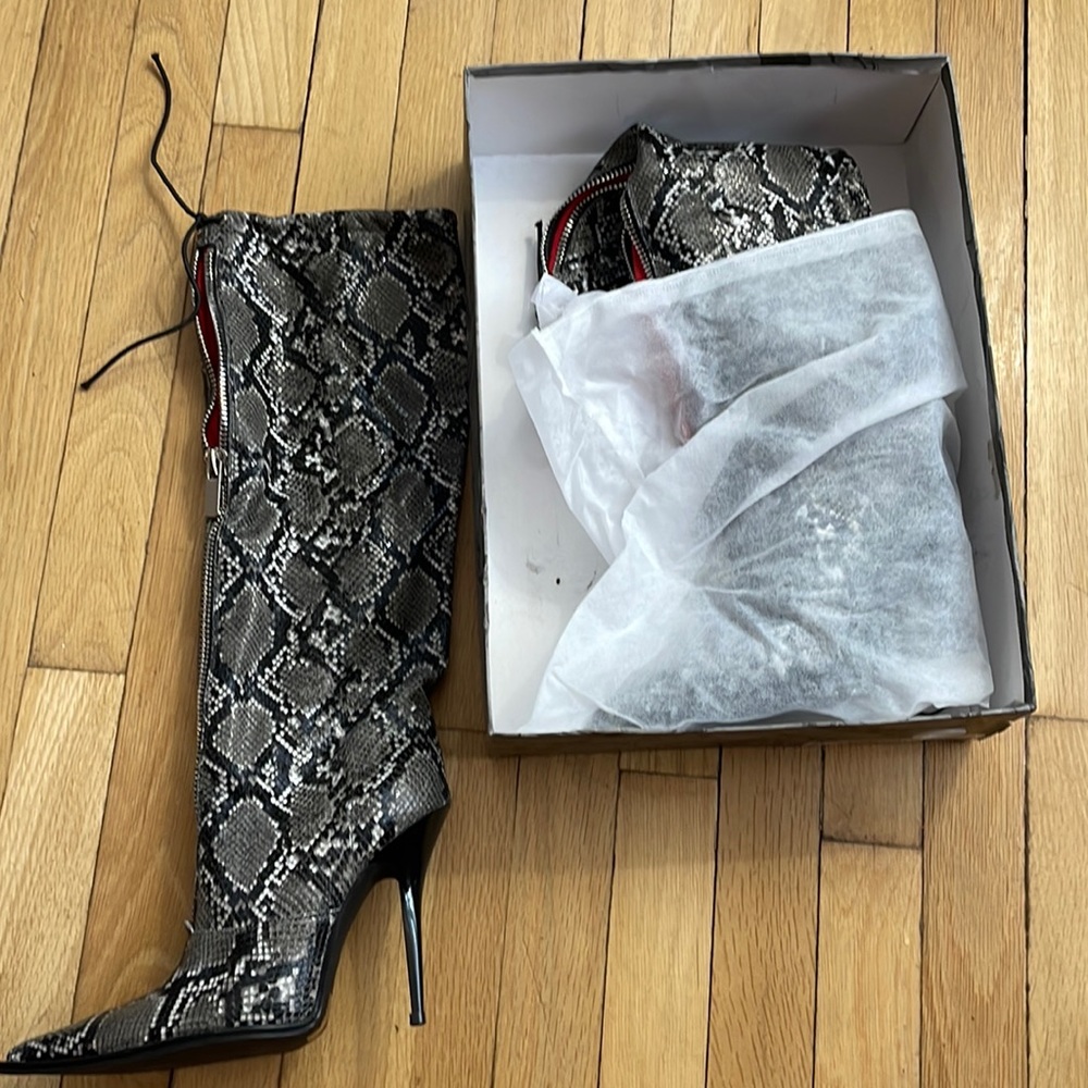 BNIB Jeffrey Campbell Grey & black snake boots size 7